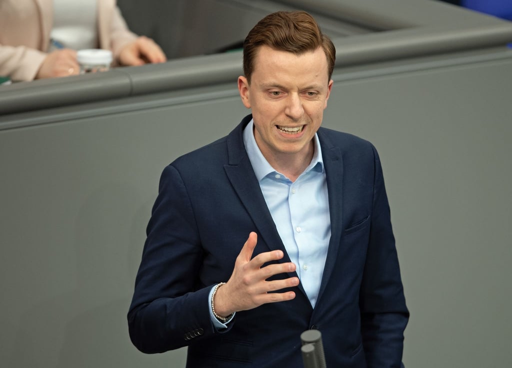 Adis Ahmetovic (SPD) spricht im Bundestag.