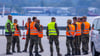 Teilnehmer der Übung National Guardian 24 der Bundeswehr warten im Seehafen auf die verspätete Ankunft eines Transportzugs mit Panzern.