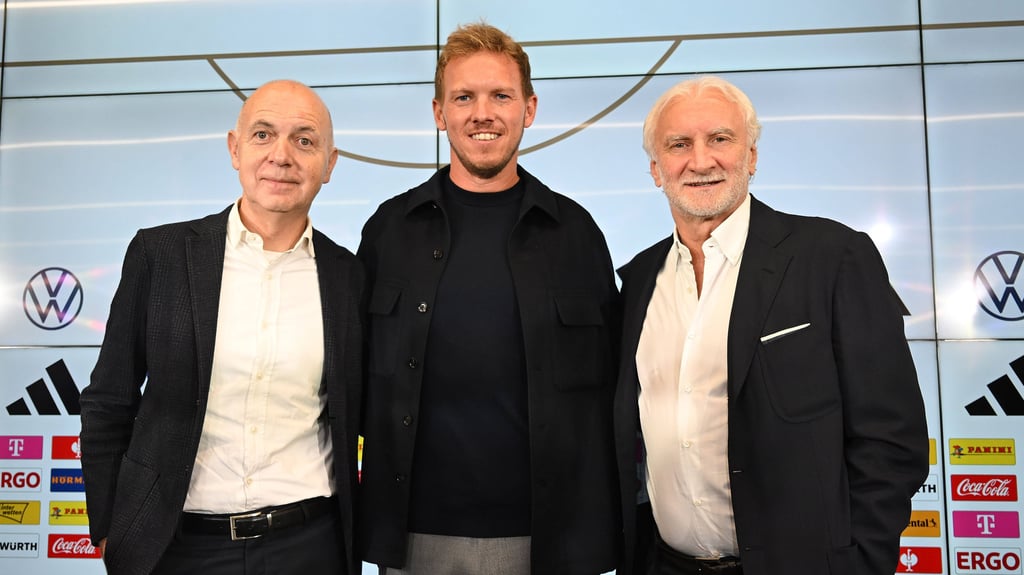 DFB-Präsident Bernd Neuendorf (l.) freut sich, dass Julian Nagelsmann (M.) und Rudi Völler (r.) langfristig an den DFB gebunden werden konnten.