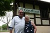 Ulrich und Sabine Damm vor ihrem Kutscherhaus in Kalbe, das sie seit fünf Jahren erfolgreich betreiben.