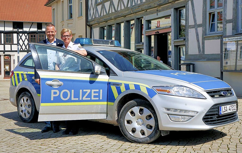 Bürgermeister Bernhard Hieber (SPD) und die Regionalbereichsbeamtin Nicole Feige vorm Bürgerbüro in Haldensleben.
