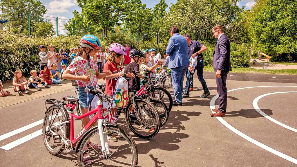 Mädchen und Jungen der Evangelischen Grundschule Wittenberg haben am Donnerstag einen Fahrrad-Lernparcours eingeweiht.