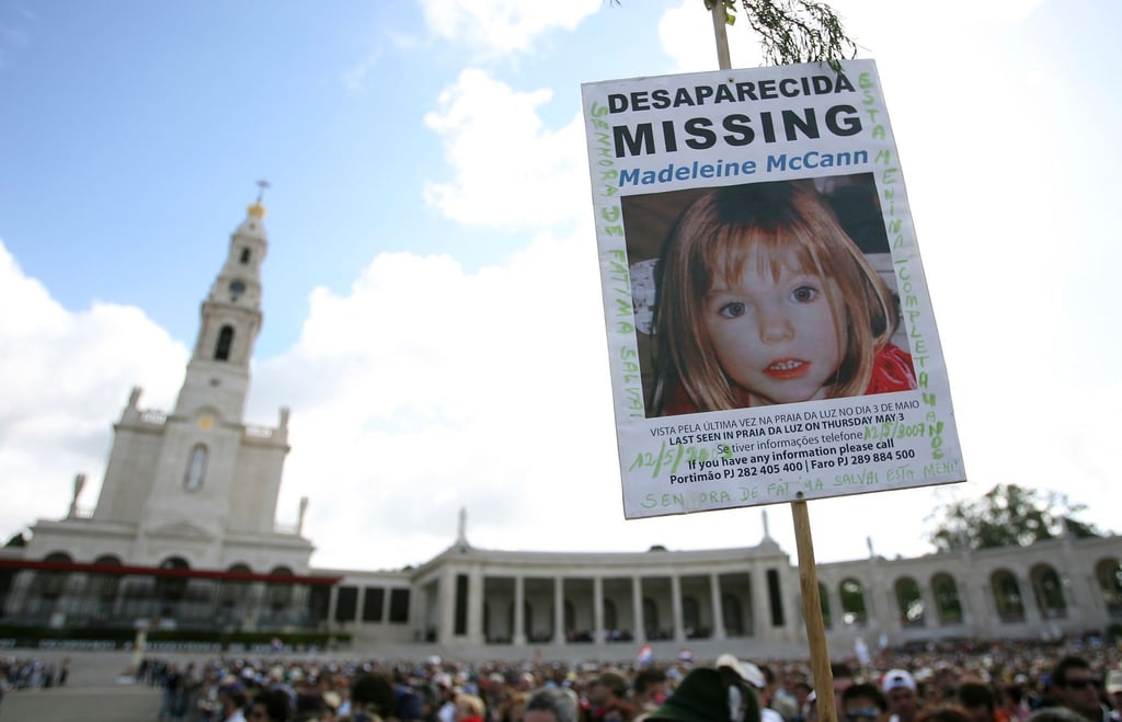 Ein Bild des vermissten britischen Mädchens Madeleine McCann, das aus dem Strandort Praia da Luz in der Algarve verschwunden ist, wird im Schrein von Fatima hochgehalten.