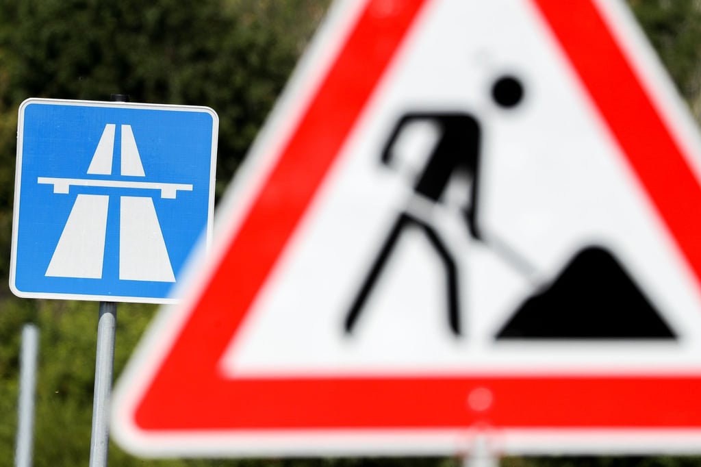 Ein Schild weist auf eine Baustelle auf einer Autobahn hin.