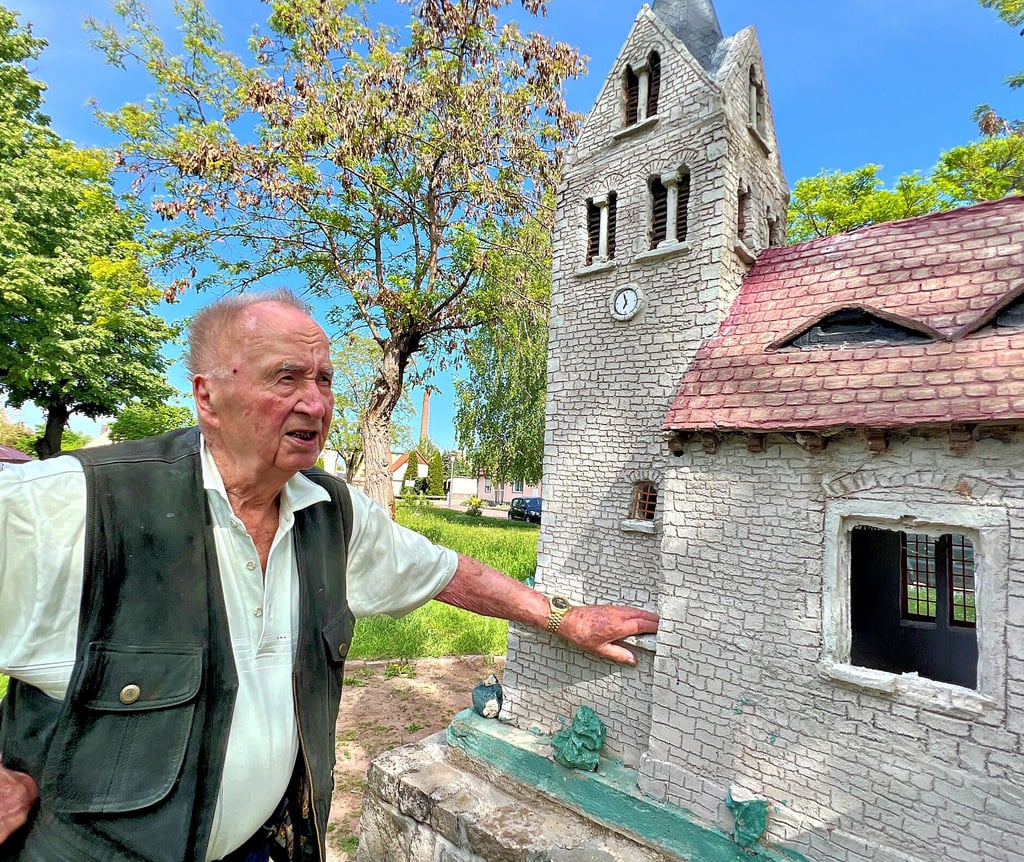 Günther Beinert an seinem gebauten Kirchenmodell in Ilberstedt.
