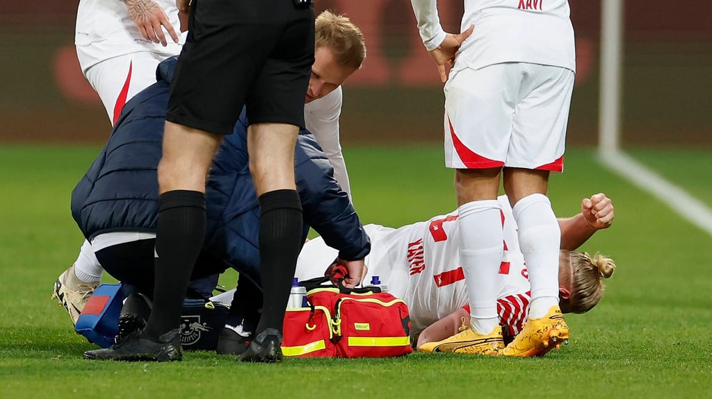 Xaver Schlager ärgert sich über seine Verletzung, seine RB-Kollegen David Raum und Xavi stehen dabei