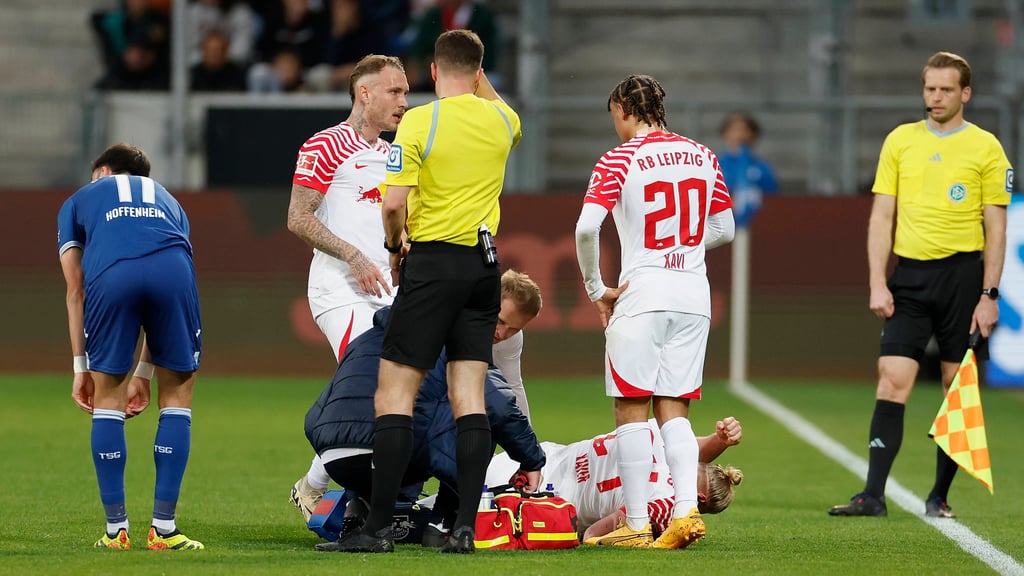 Xaver Schlager ärgert sich über seine Verletzung, seine RB-Kollegen David Raum und Xavi stehen dabei