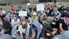 Menschen protestieren auf dem Gelände der Humboldt-Universität Berlin gegen den Krieg im Gazastreifen.