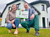 Das Heim von Sophie Roder und Tom Eberling in Thalwinkel ist besonders energieeffizient. Dafür gab es die Grüne Hausnummer.
