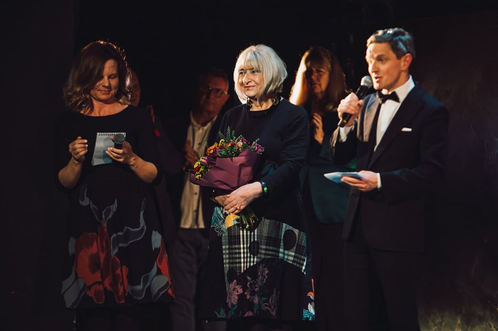 Die Holocaust-Überlebende Elzbieta Ficowska (Mitte) hält Blumen nach einer Vorstellung des Musicals „Irena“.