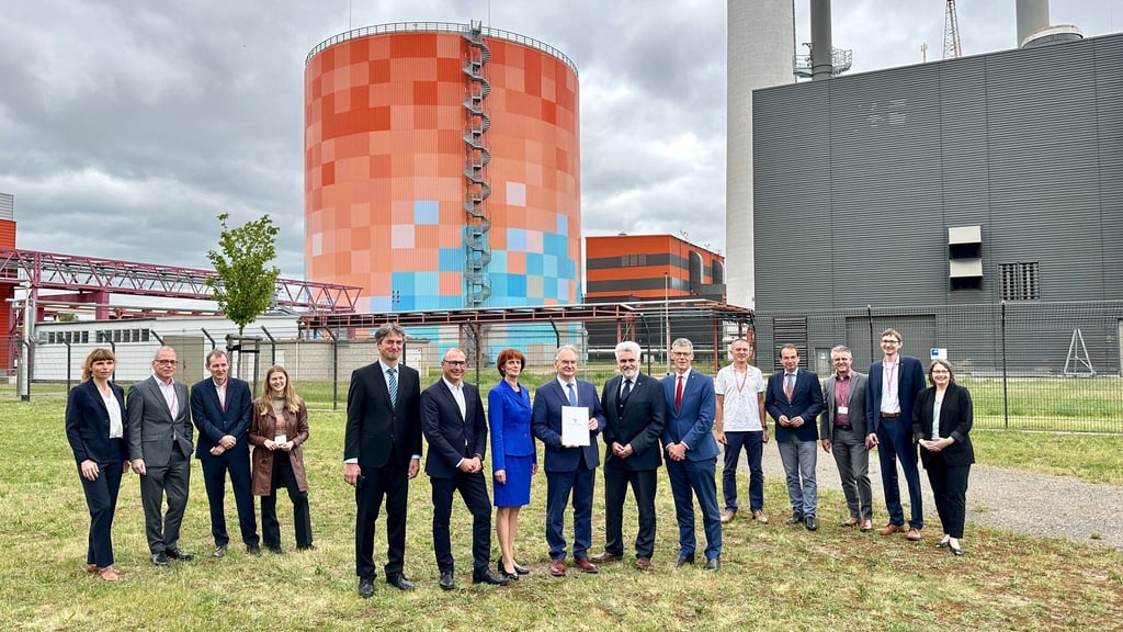 Großer Bahnhof zur Fördermittelübergabe: In Halle arbeitet die Energieinitiative, ein Zusammenschluss von über 30 Partnern, an der Energiewende. Das lobt auch Ministerpräsident Rainer Halseloff (Mitte).