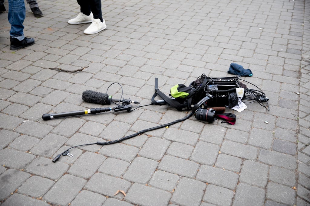 Die Ausrüstung eines Kamerateams liegt nach einem Übergriff in Berlin auf dem Boden.