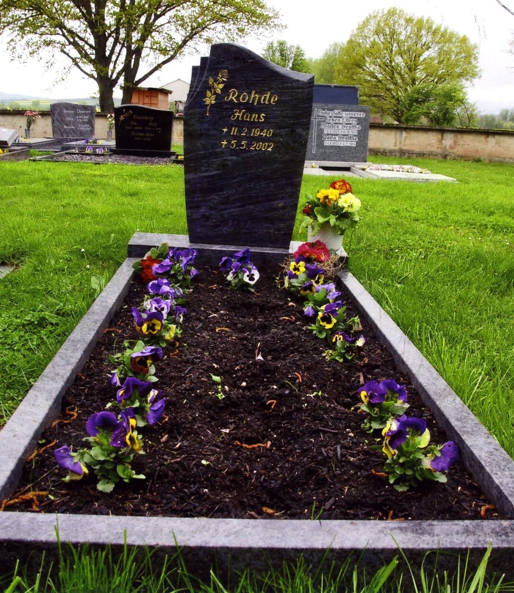 Von diesem Grab in Martinsrieth wurden Blumen entwendet.