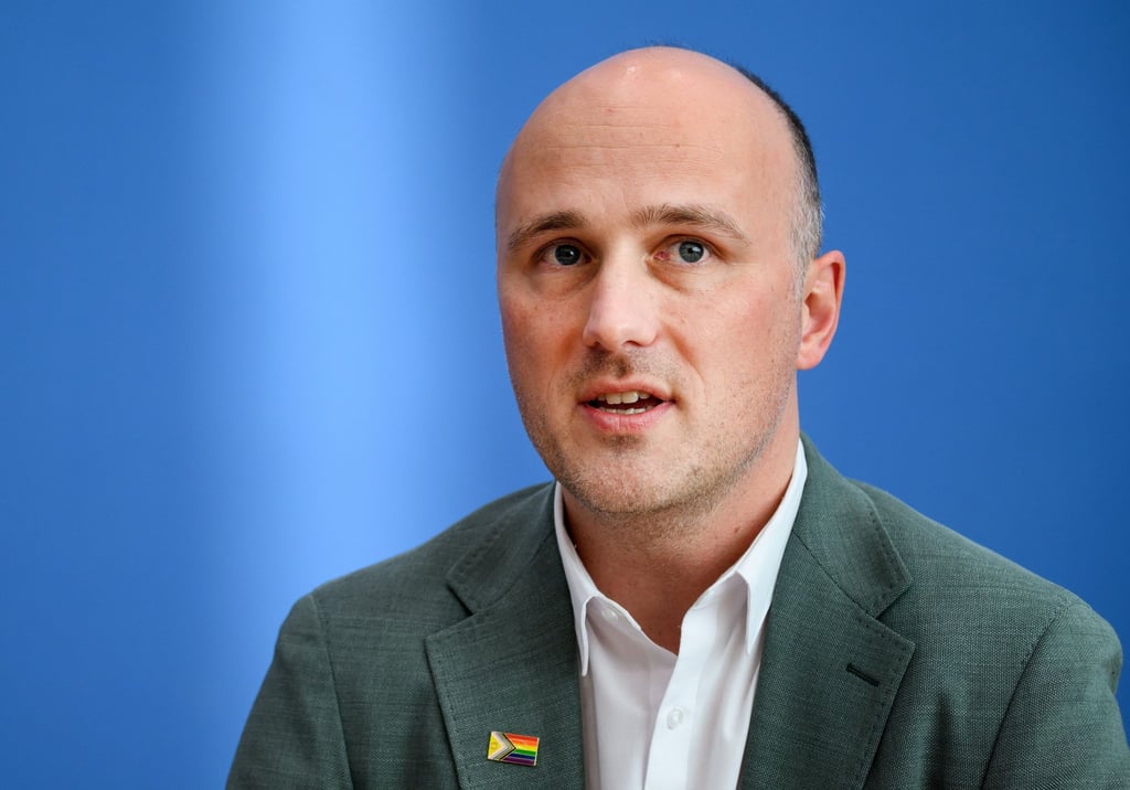 Sven Lehmann (Bündnis 90/Die Grünen), Queer-Beauftragter der Bundesregierung, in der Bundespressekonferenz in Berlin.