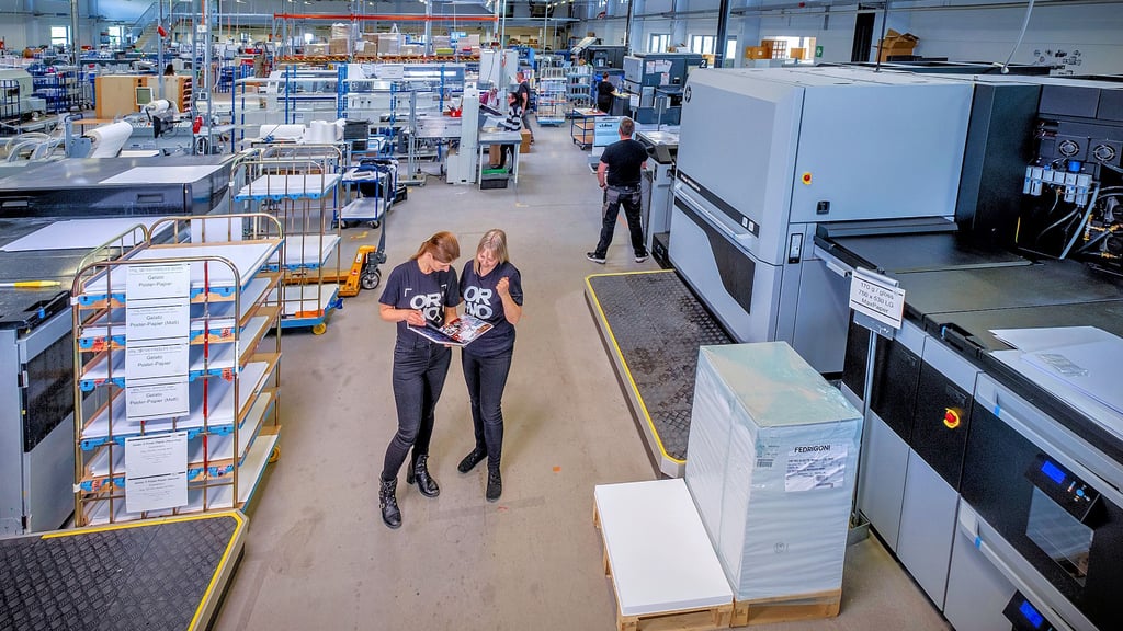 Die Mitarbeiterzahl des Fotogroßlabors Orwo ist seit 2003 von 30 auf mehr als 300 angestiegen. Unternehmenssprecherin Stefanie Voit (r.) hat alle Produktionsschritte stets im Blick.