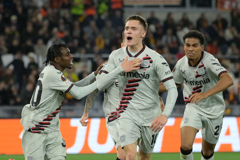 Torjäger Florian Wirtz (M) leitete nach einer halben Stunde den Leverkusener Sieg ein.