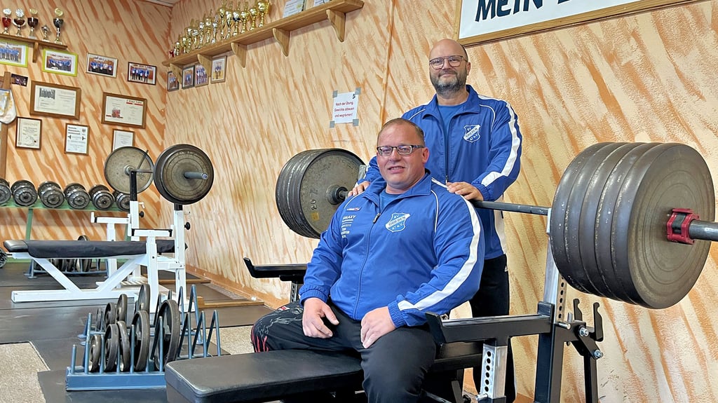 Kraftsportler René Perl (vorn) mit Coach und WM-Begleiter Olaf Schulz und 200 Kilo auf der Langhantel. Am 1. Juni tritt Perl bei der WM an.