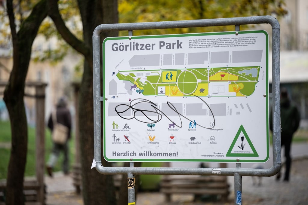 Blick auf ein Schild am Görlitzer Park.