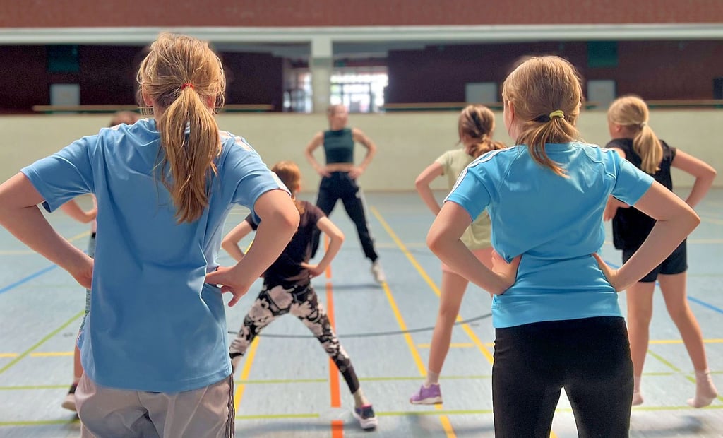 Ein Teil der Projektwoche ist eine große Tanzaktion, bei der die Kinder, unterstützt von Profitänzern, zwei Choreografien einstudieren.