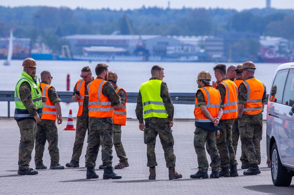 Teilnehmer der Übung National Guardian 24 der Bundeswehr warten im Seehafen Rostock.