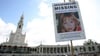Ein Bild des vermissten britischen Mädchens Madeleine McCann, das aus dem Strandort Praia da Luz in der Algarve verschwunden ist, wird im Schrein von Fatima hochgehalten.