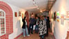 Ananja Kriszun aus Kaulitz (links) bei der Eröffnung ihrer Ausstellung in der Klostergalerie in Arendsee.