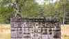 Der Schriftzug „Bergen-Belsen, 1940 bis 1945“ steht auf einer Steinwand auf dem Gelände der Gedenkstätte Bergen-Belsen im Landkreis Celle.