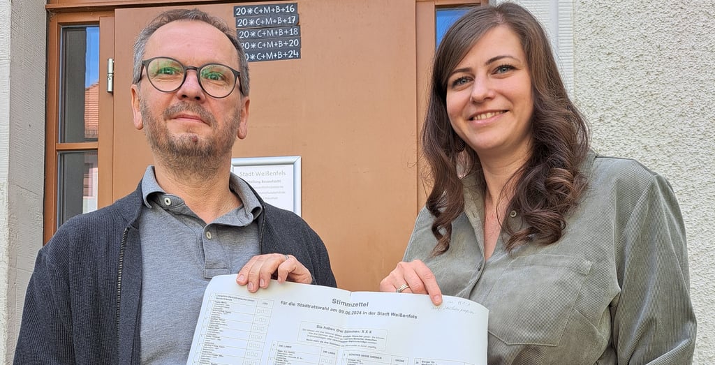 Wahlleiter Sven Hantscher und Sachbearbeiterin Sarah Ködel von der Weißenfelser Stadtverwaltung präsentieren ein Muster des Stimmzettels für die Stadtratswahl.