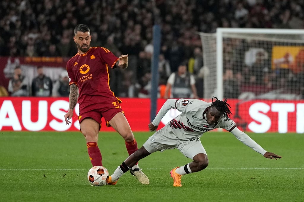 Gewohntes Bild in Rom mit vielen Zweikämpfen, hier Leonardo Spinazzola (l) gegen Leverkusens Jeremie Frimpong.
