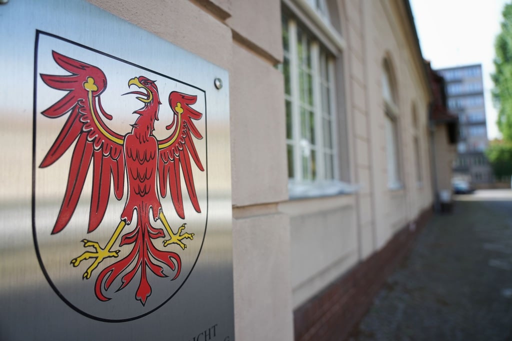 Das Landeswappen mit dem rotem Adler hängt neben dem Eingang zum Brandenburger Verfassungsgericht.