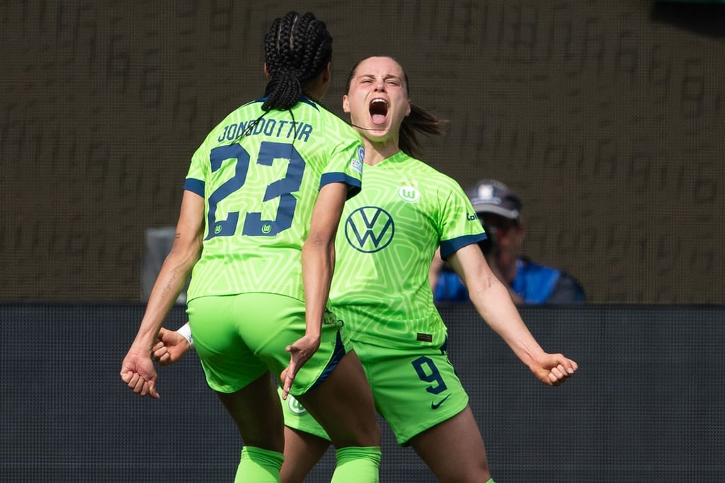 Wolfsburgs Ewa Pajor (r) und Sveindis Jonsdottir jubeln nach einem Treffer.