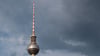 Hinter dem Berliner Fernsehturm ziehen dunkle Wolken auf.