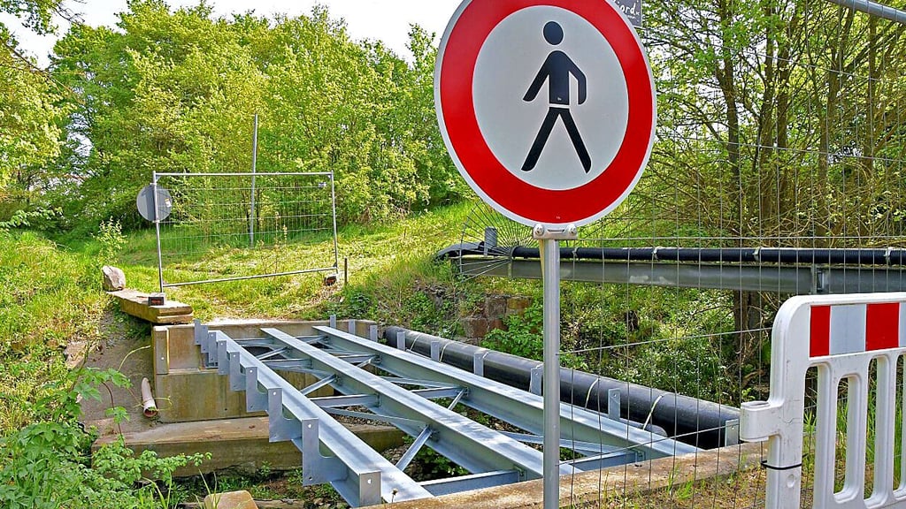 Noch ist die Fußgänger- und Fahrradbrücke, die über den Mühlengraben führt, gesperrt. Nächste Woche wird die Holzkonstruktion montiert. Ende Mai soll die Überführung freigegeben werden.