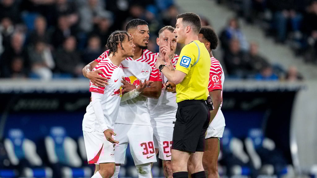 Xavi (l.) und seine RB-Kollegen protestieren gegen den Platzverweis für den RB-Star