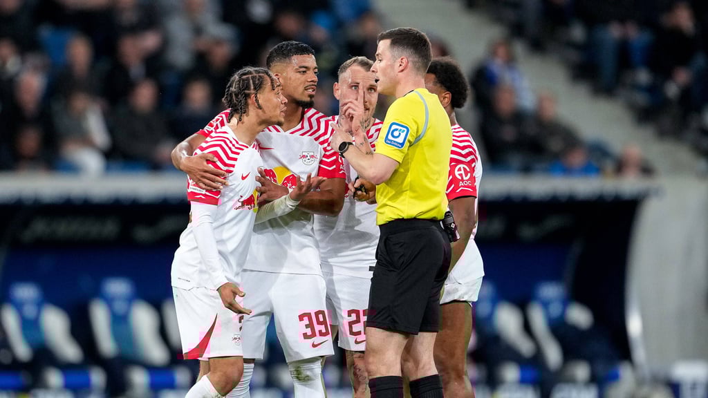 Xavi (l.) und seine RB-Kollegen protestieren gegen den Platzverweis für den RB-Star