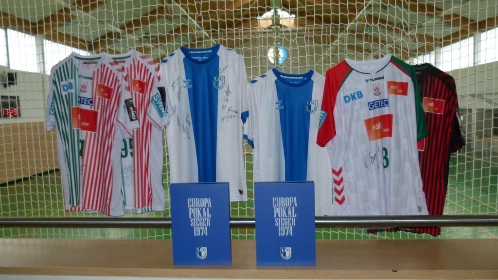 Zu versteigernde Trikots des SCM und 1.FCM.