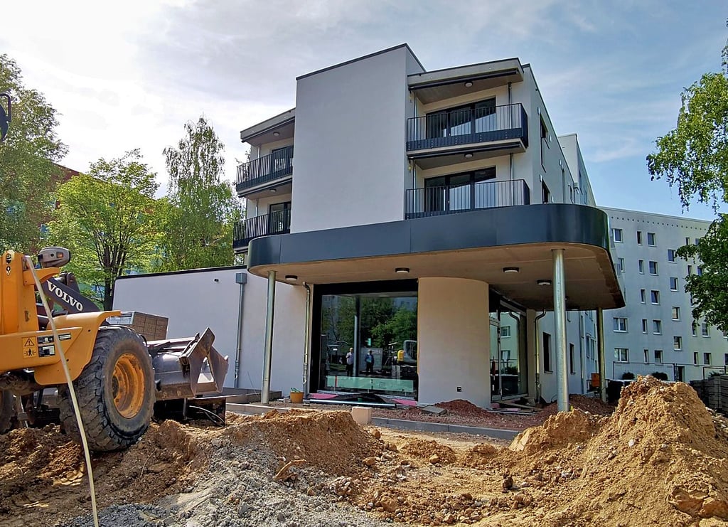 Vor der künftigen Begegungsstätte wird noch an der Außenterrassse und den Parkplätzen gebaut.