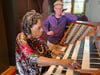 Gleich nach ihrer Ankunft in Halle macht  sich die US-amerikanische Jazz-Organistin Amina Claudine Myers mit der  Orgel in der Pauluskirche vertraut. Orgelbauer Benjamin Kutter assistiert. 
