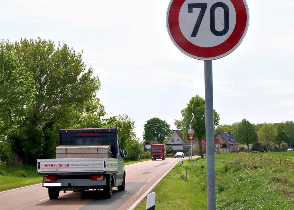 Es gilt Tempo 70 im Bereich Damaschkeplan bei Calbe. Eine neue elektronische Anzeigetafel erinnert die Autofahrer nun zusätzlich daran.