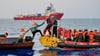 Das Team des Schiffs „Ocean Viking“ rettet in Seenot geratene Menschen im Mittelmeer. Das Schiff gehört zum europäischen Netzwerk SOS Méditerranée und ist seit 2019 im Einsatz.