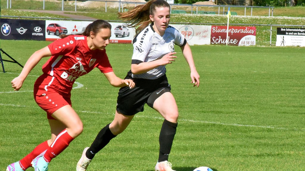 Anna Kluck (rechts) traf im Finale für Rotation Aschersleben gegen Saxonia Tangermünde. Am Ende gab es eine 2:3-Niederlage für Rotation.