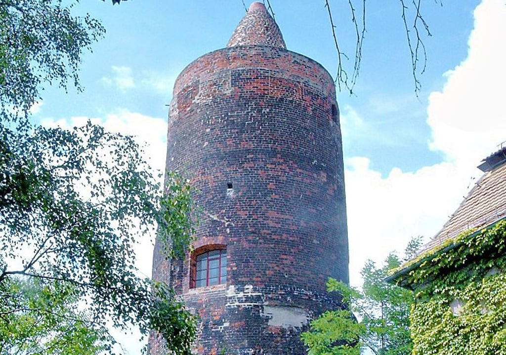 Der Rote Turm in Pouch: Von dessen Plattform aus ist ab diesem Wochenende wieder ein genialer Blick zu genießen.