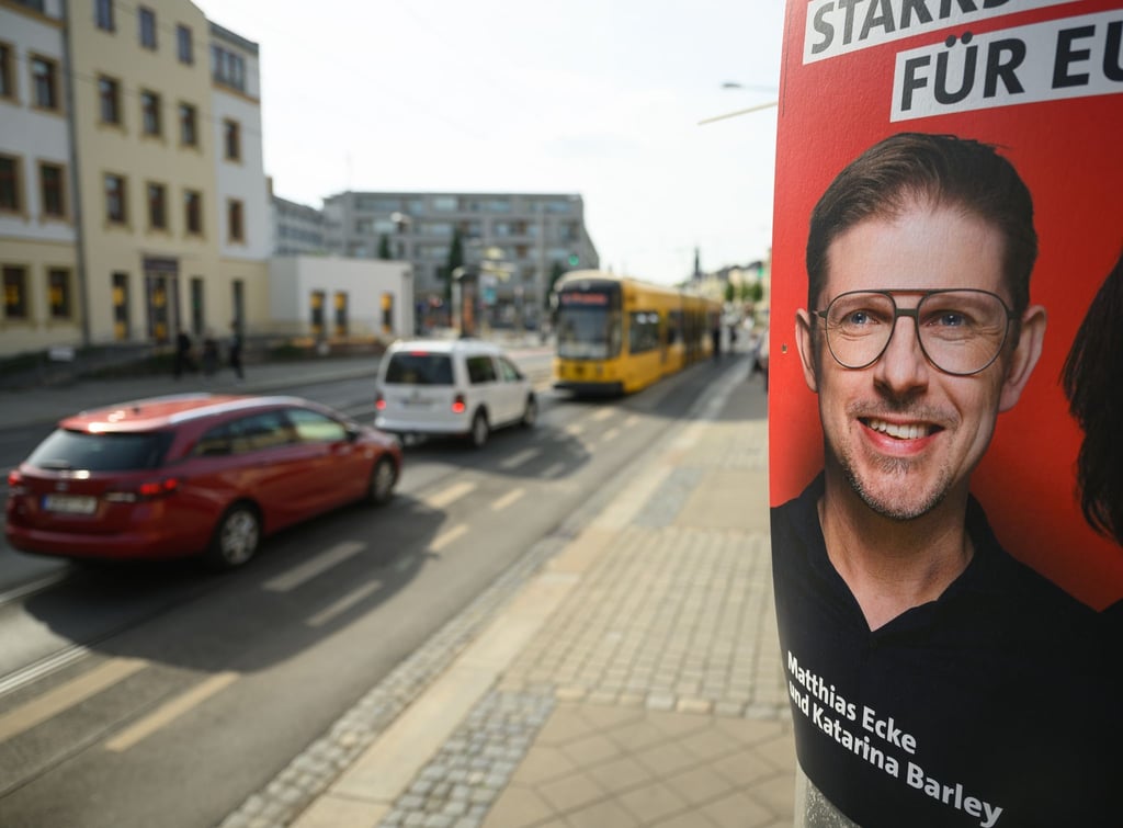 Ein Wahlplakat des sächsischen SPD-Spitzenkandidaten zur Europawahl, Matthias Ecke hängt an einem Laternenmast.