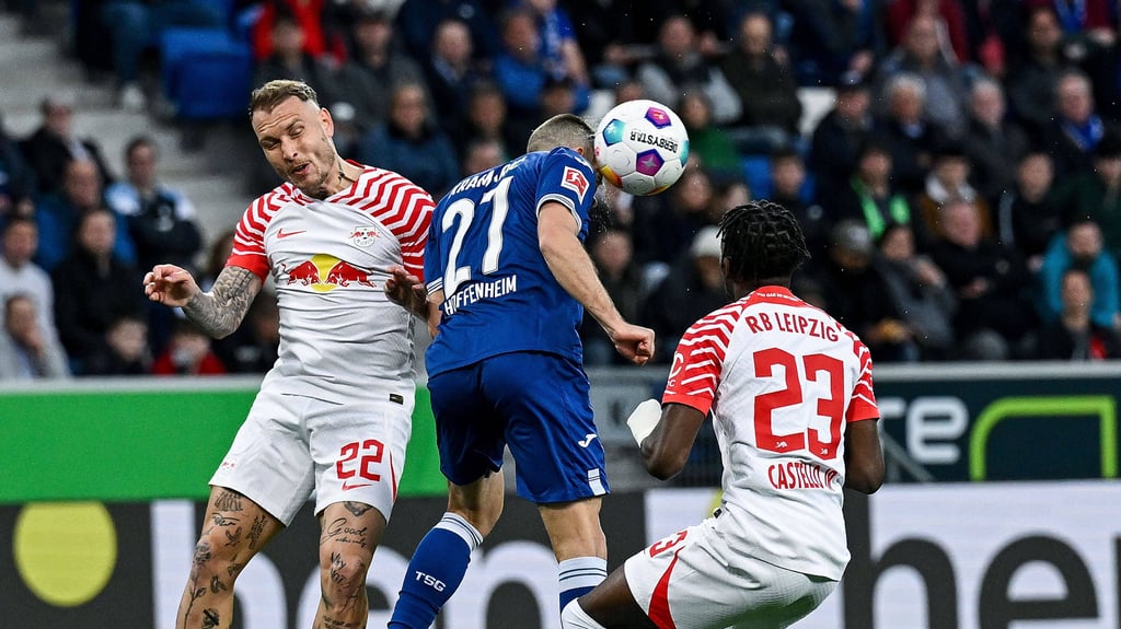 TSG-Schütze Kramaric setzt sich gegen die beiden Leipziger Raum (l.) und Lukeba durch