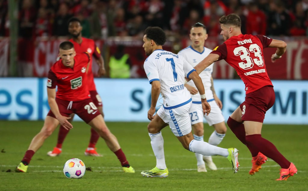 Der FCM um Herbert Bockhorn (mittig vorne) und Baris Atik (dahinter) hat den Ligaerhalt noch nicht geschafft.