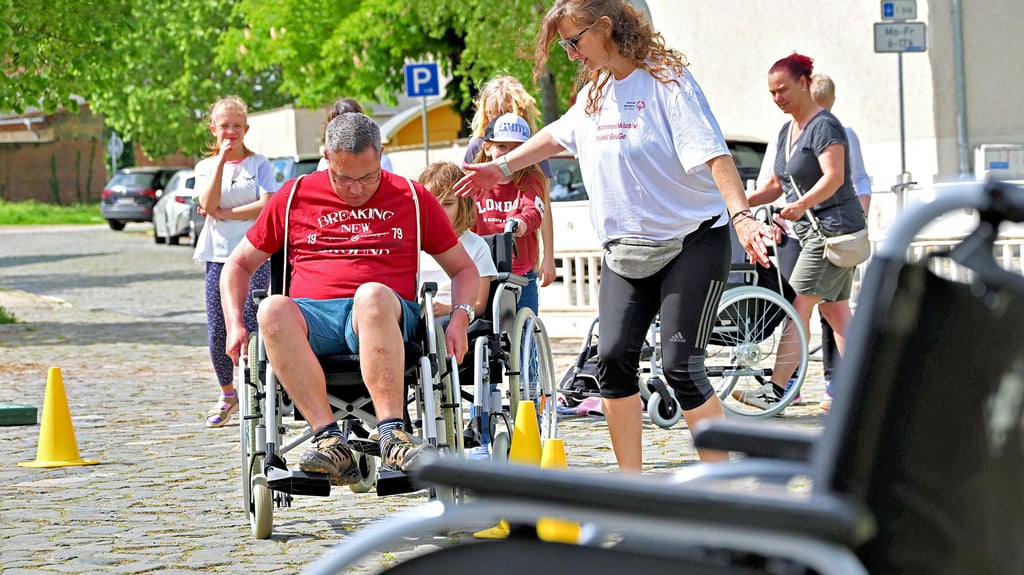 Wie kommt man mit einem Rollstuhl vorwärts? Das konnten Neugierige auf dem Schlossplatz ausprobieren.