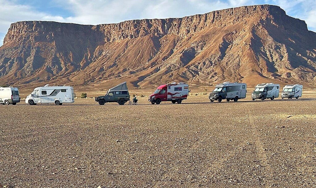 Nein, dieser Höhenzug ist nicht Südafrika. Jebel Timiyah, so heißt der Tafelberg von Saudi-Arabien, an dessen Fuß der Wohnmobilkonvoi mit dem Ehepaar Piller aus Braunsbedra auf dem Weg nach Afrika eine Rast machte.