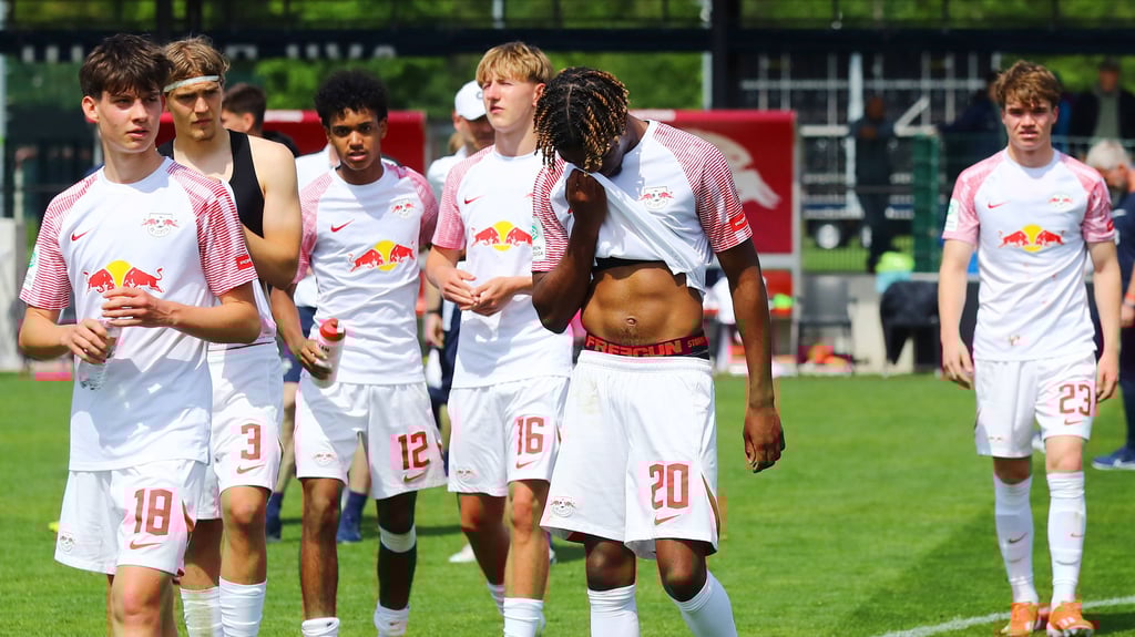 Die enttäuschten Spieler der U17 von RB Leipzig