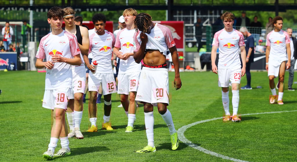 Die enttäuschten Spieler der U17 von RB Leipzig