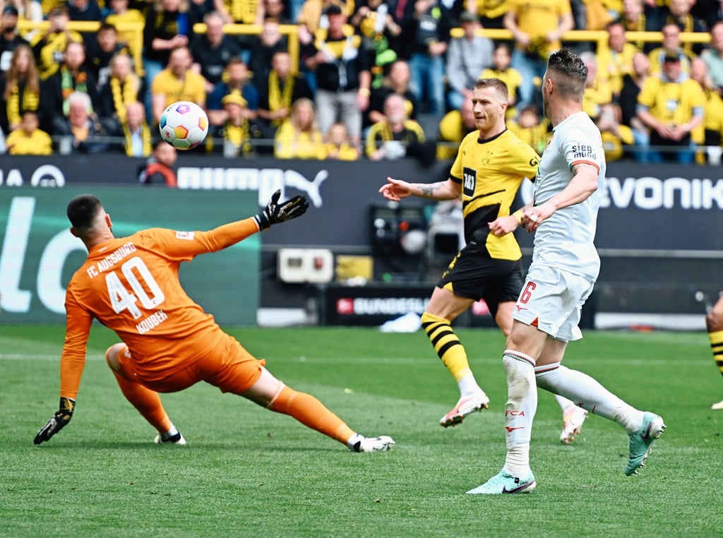 Dortmunds Marco Reus (M) erzielte beim Sieg gegen Augsburg das Tor zum zwischenzeitlichen 4:1.